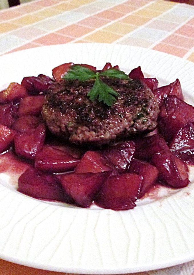 Una foto de Hamburguesa casera con manzanas al vino tinto