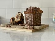 Una foto de panettone con chips de chocolate