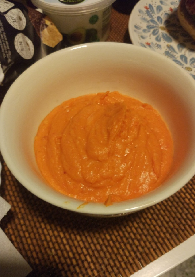 Una foto de Hummus de pimiento
