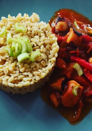 Une photo de Poulpe à la sauce tomate, poivrons et ebly 🐙🦑
