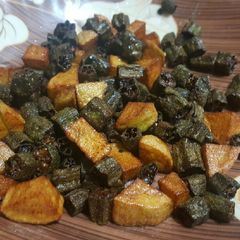 A picture of Crispy Okra and Potato stir fry 😋.