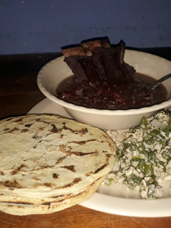 Una foto de Frijoles con costilla y ejotes con huevo....🇸🇻