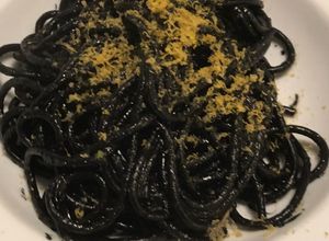 Foto di Spaghetti al nero di seppia e bottarga di muggine