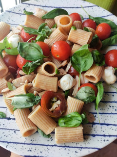 Una foto de Ensalada de pasta caprese