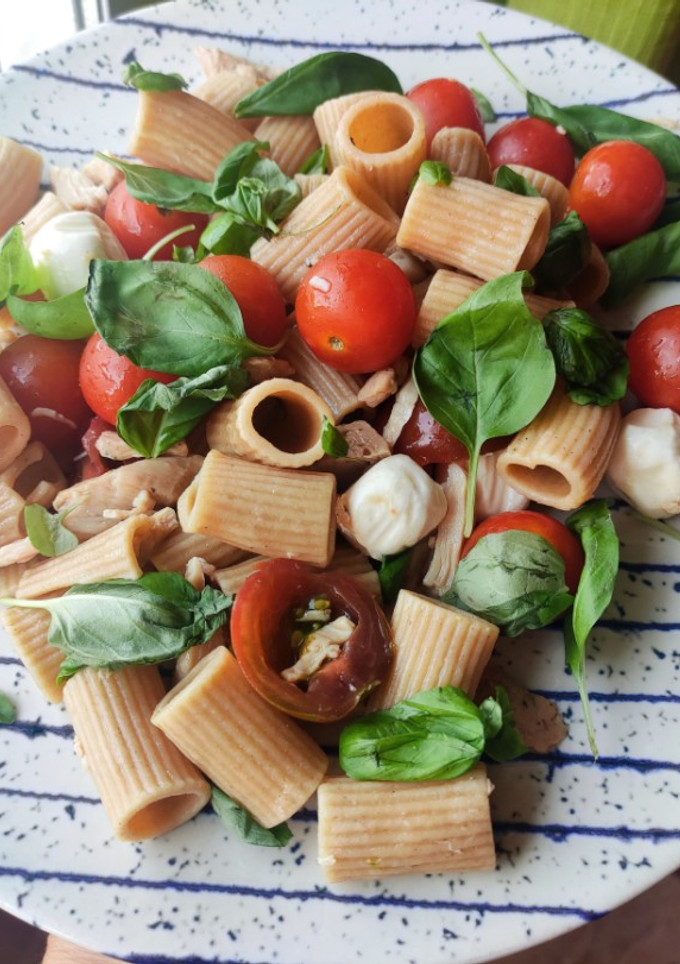 Una foto de Ensalada de pasta caprese