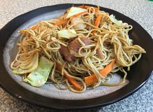 Una foto de Yakisoba ~Fideo Chino Frito Estilo Japonés~