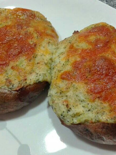 Una foto de Patatas al horno rellenas de brócoli y queso