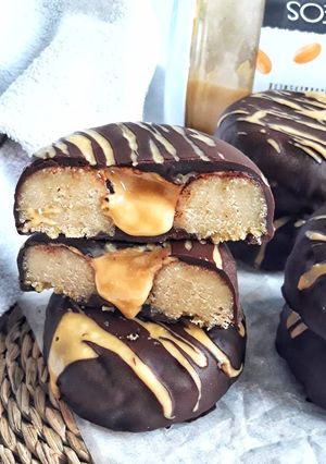 Una foto de 🍩DONUTS BOMBA RELLENOS DE CREMA DE CACAHUETE🍩