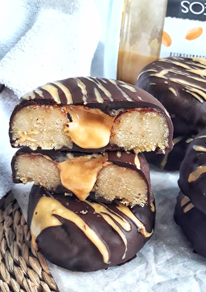 Una foto de 🍩DONUTS BOMBA RELLENOS DE CREMA DE CACAHUETE🍩