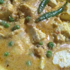 A picture of Yellow paneer curry.