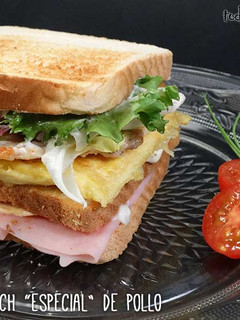Una foto de Sandwich Especial de Pollo