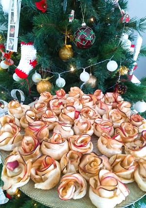Une photo de Roses de pommes (feuilletés de Noël)