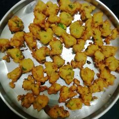 A picture of Moongdal fritters (pesarapappu punugulu).