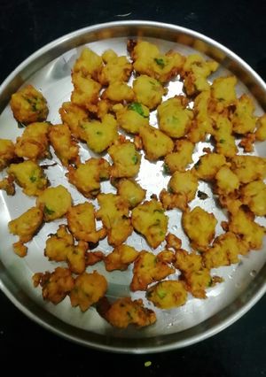 A picture of Moongdal fritters (pesarapappu punugulu).