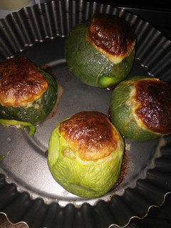 Una foto de Zapallitos rellenos de atún con puré de papas con queso
