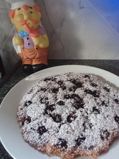 Una foto de Torta bajita invertida de arándanos 🍌 y coco