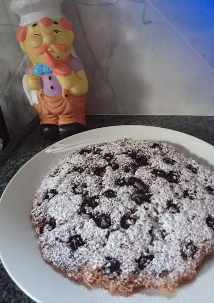 Una foto de Torta bajita invertida de arándanos 🍌 y coco