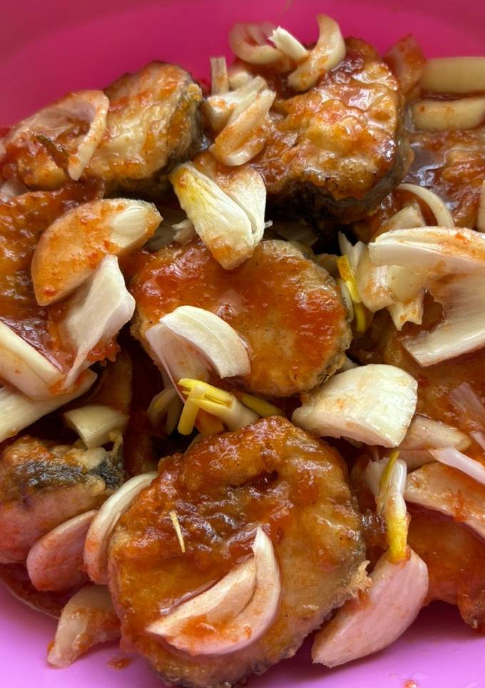 Хек маринований в кетчупі з цибулею