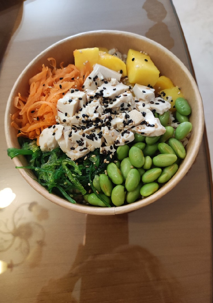 Una foto de Poke de tofu y mango