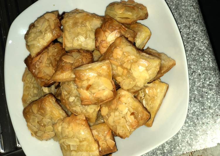 Hojaldre de almendras bañado en miel