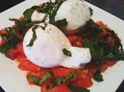 Una foto de burrata caprese