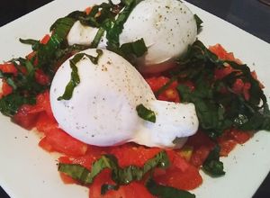 Una foto de Ensalada caprese con burrata