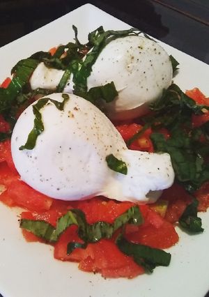 Una foto de Ensalada caprese con burrata