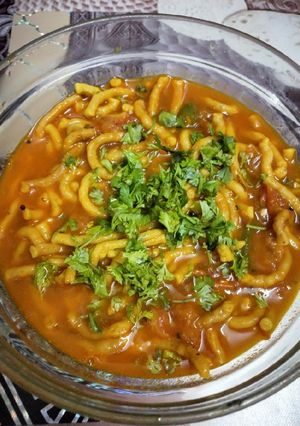 ગાંઠિયા ટામેટાં નું શાક (Ganthiya Tomato Shak Recipe In Gujarati) રેસીપી મુખ્ય ફોટો