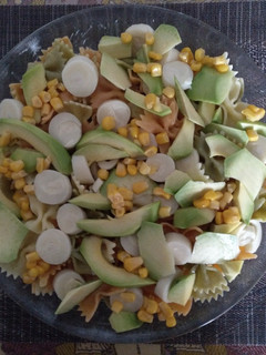 Una foto de Ensalada de pasta con aguacate y palmito