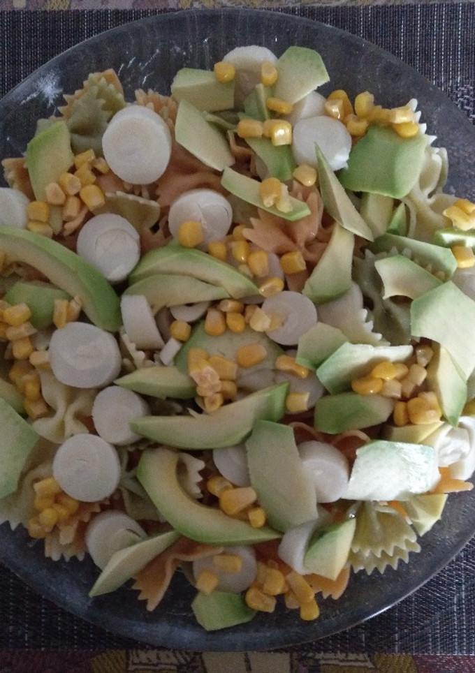 Una foto de Ensalada de pasta con aguacate y palmito