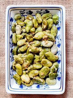 Una foto de Habas tiernas salteadas con ajo 🫛🫒🧄🧂