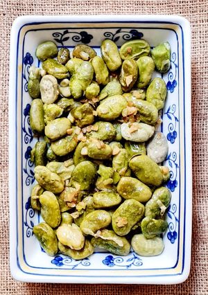 Una foto de Habas tiernas salteadas con ajo 🫛🫒🧄🧂