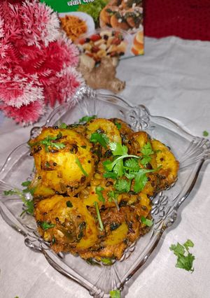 आलू के गुटके(aloo ke gutke recipe in hindi) रेसिपी मुख्य फोटो