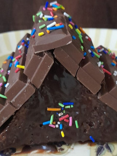 A picture of Mini bread pyramid cake.