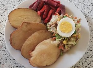 Una foto de Salpicón de jurel al plato con pulpitos