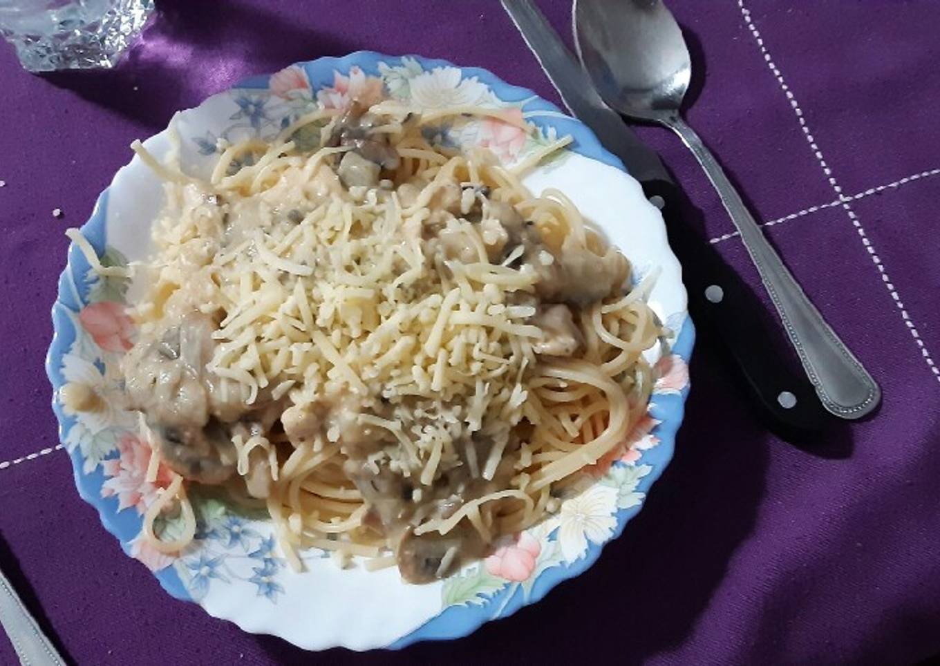 Espaguetis con pollo en salsa de champiñones (aprovechamiento)