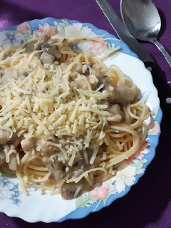 Una foto de Espaguetis con pollo en salsa de champiñones (aprovechamiento)