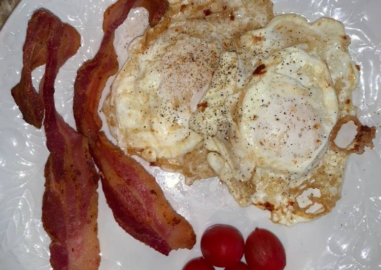 Step-by-Step Guide to Make Homemade Over Easy Fried Eggs and Bacon