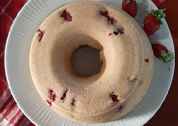 Banana Cake with Strawberry Chopping (Eggless, Oil Free)