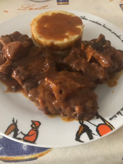 Una foto de Rabo de toro en salsa a mi manera con timbal de puré de patata con trufa y salsa de soja