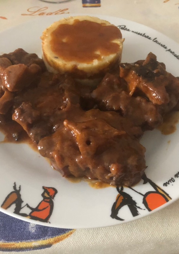 Una foto de Rabo de toro en salsa a mi manera con timbal de puré de patata con trufa y salsa de soja