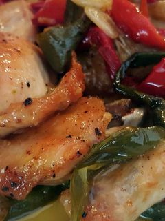 Una foto de Pollo con pimientos asados