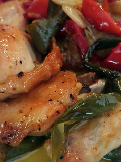 Una foto de Pollo con pimientos asados