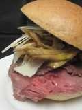 Panino con roast-beef, carciofi, grana e salsa alla senape