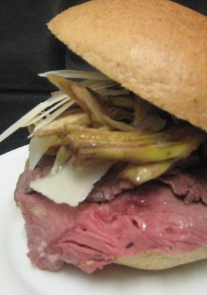 Foto di Panino con roast-beef, carciofi, grana e salsa alla senape