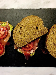 Una foto de Sándwiches rápidos de Hulk con aguacate y jamón 🥑 🥪