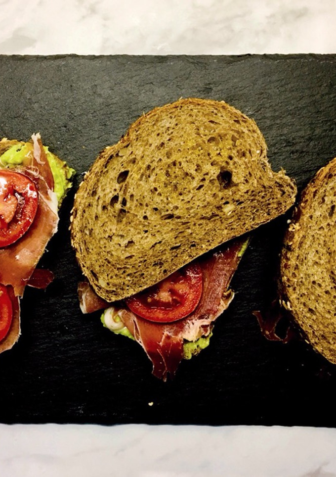Una foto de Sándwiches rápidos de Hulk con aguacate y jamón 🥑 🥪