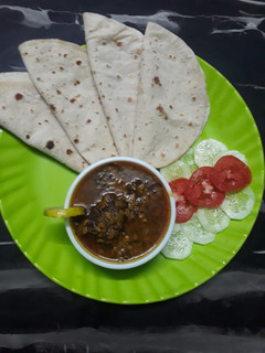 A picture of Urad dal and nonya saag gosht.