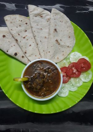 A picture of Urad dal and nonya saag gosht.