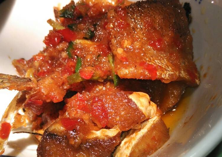 Ikan gabus bumbu balado pedas